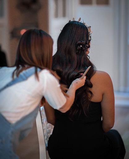 Les cheveux bouclés, frisés mais aussi lisses n'ont aucuns secrets pour elle... Rencontre avec Cassandra, coiffeuse spécialiste de la coupe sur cheveux secs. Un talent encore rare en France.