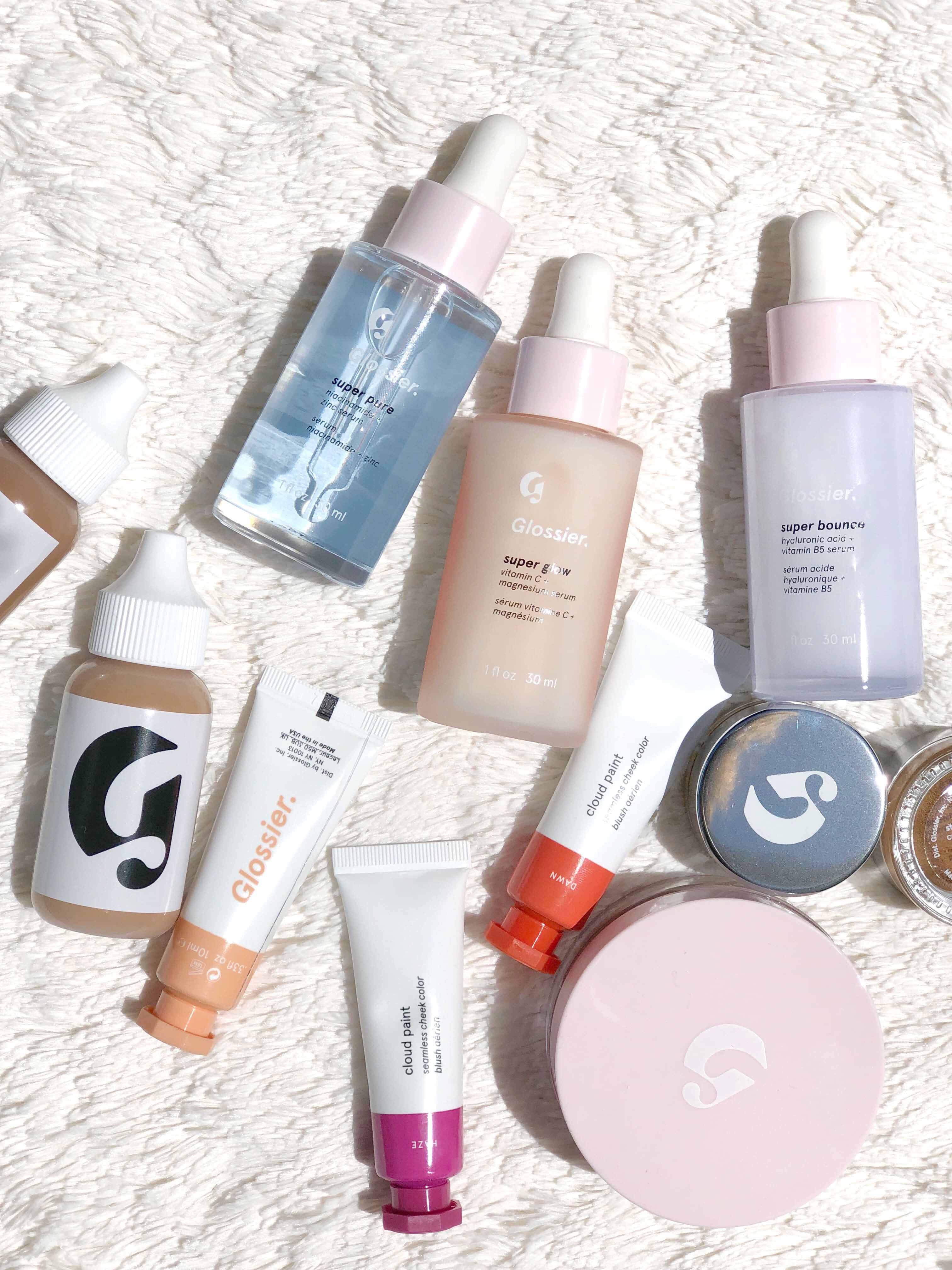 Glossier, c'est la marque beauté tendance depuis plusieurs années. Petit rattrapage et décryptage de nos favoris sur Myngled