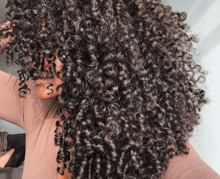 Du shampooing en passant par le démêlage jusqu'à la crème de soin, on vous donne 5 conseils pour des boucles rebondies et définies. Cheveux frisés, crép