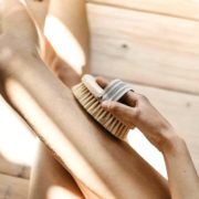 Qualité de la peau, circulation sanguine améliorée... Les bénéfices du brossage à sec pour le corps sont nombreux.