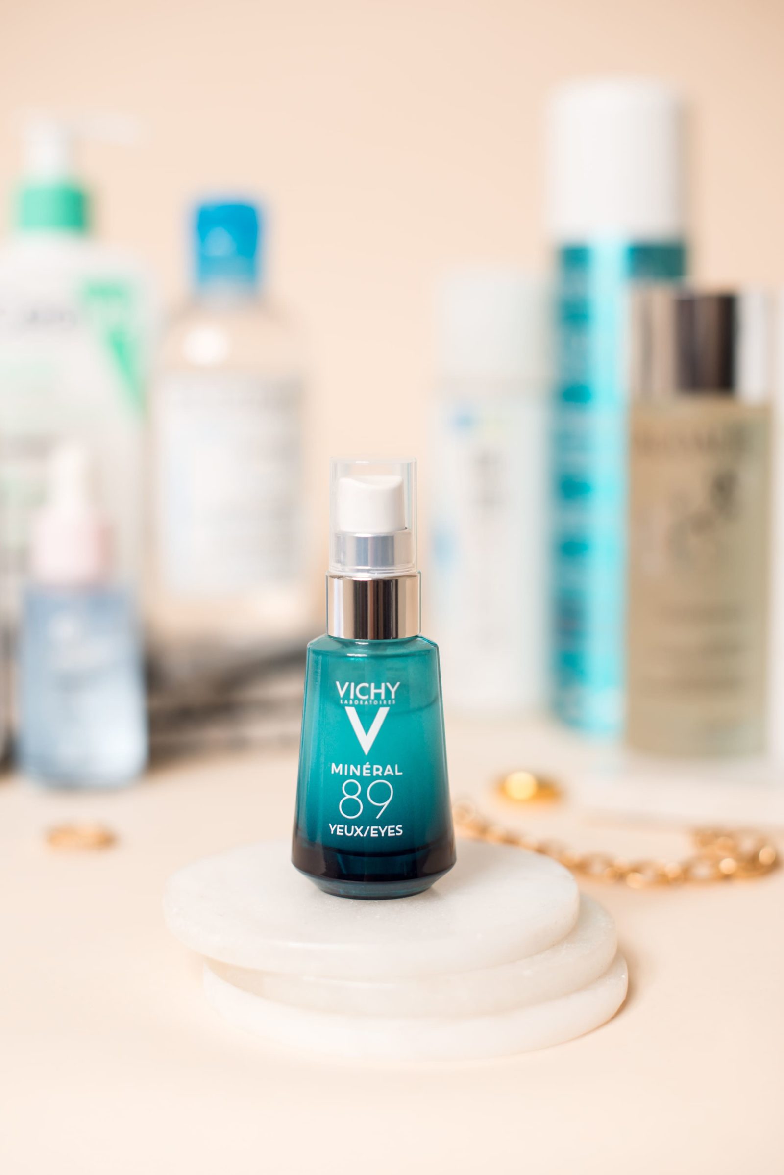 Minéral 89 Yeux de Vichy est un soin fortifiant yeux pour le contour de l'oeil. Un soin véritablement désaltérant pour cette zone si fragile.