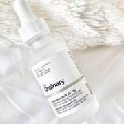 Le sérum à l'Acide Hyaluronic 2% de Deciem est un sérum à petit prix, mais surtout une véritable pépite et on vous dit pourquoi sur Myngled