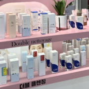 Le succès fulgurant de la k-beauty en France. De plus en plus présente dans les parapharmacies, les grands magasins parisiens etc.
