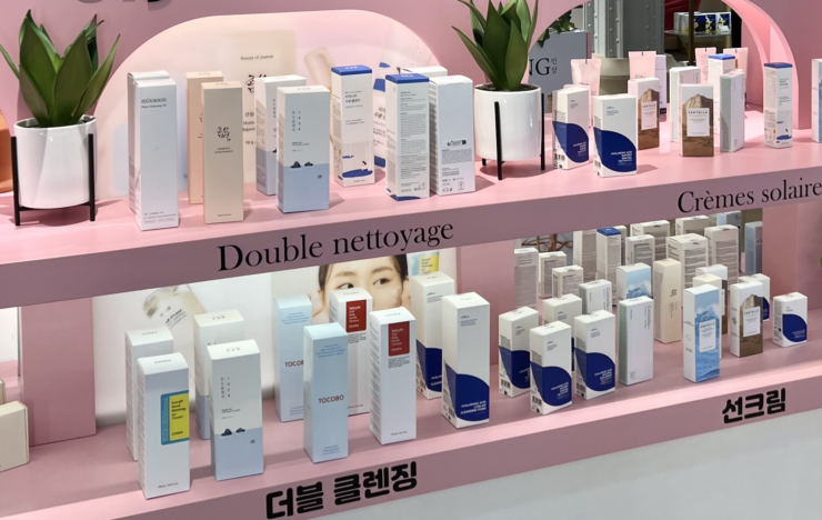 Le succès fulgurant de la k-beauty en France. De plus en plus présente dans les parapharmacies, les grands magasins parisiens etc.