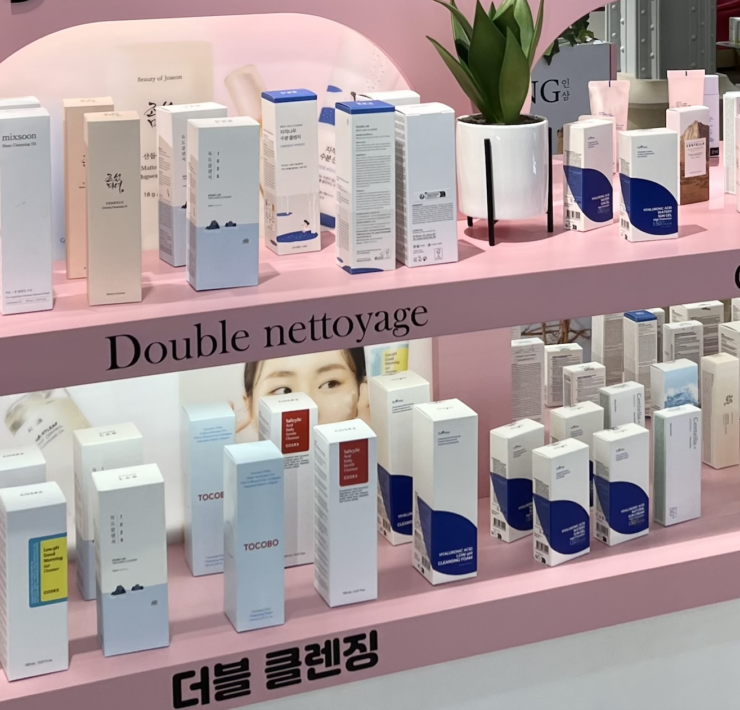 Le succès fulgurant de la k-beauty en France. De plus en plus présente dans les parapharmacies, les grands magasins parisiens etc.