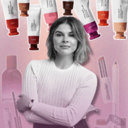 Onze ans après sa création, Glossier arrive enfin en France. La marque iconique fondée par Emily Weiss s’installe en exclusivité chez Sephora.